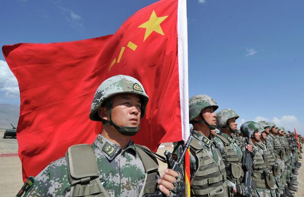 Binh sĩ Trung Quốc cầm cờ trong cuộc tập trận ở Kyrgyzstan. - Sputnik Việt Nam