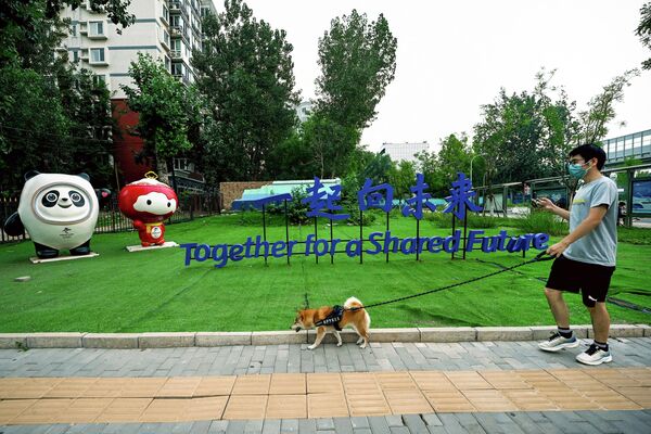 Người đàn ông với một con chó ở Bắc Kinh. - Sputnik Việt Nam