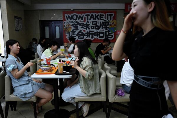 Mọi người ăn trưa tại một khu ẩm thực ở Bắc Kinh. - Sputnik Việt Nam