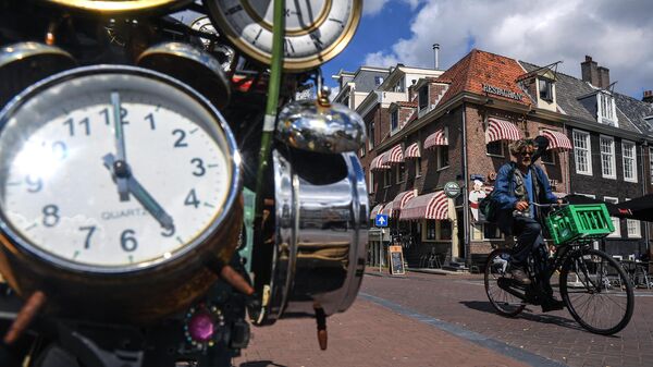 Một người đàn ông đạp xe trên đường phố ở Amsterdam. - Sputnik Việt Nam
