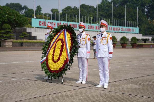 Tổng Công tố Nga đặt vòng hoa viếng Chủ tịch Hồ Chí Minh - Sputnik Việt Nam