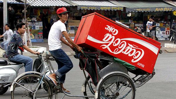 Người đi xe đạp trong tủ lạnh Coca-Cola, Việt Nam - Sputnik Việt Nam
