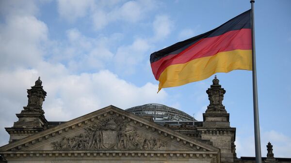 Quốc kỳ của Cộng hòa Liên bang Đức trên tòa nhà Bundestag ở Berlin - Sputnik Việt Nam