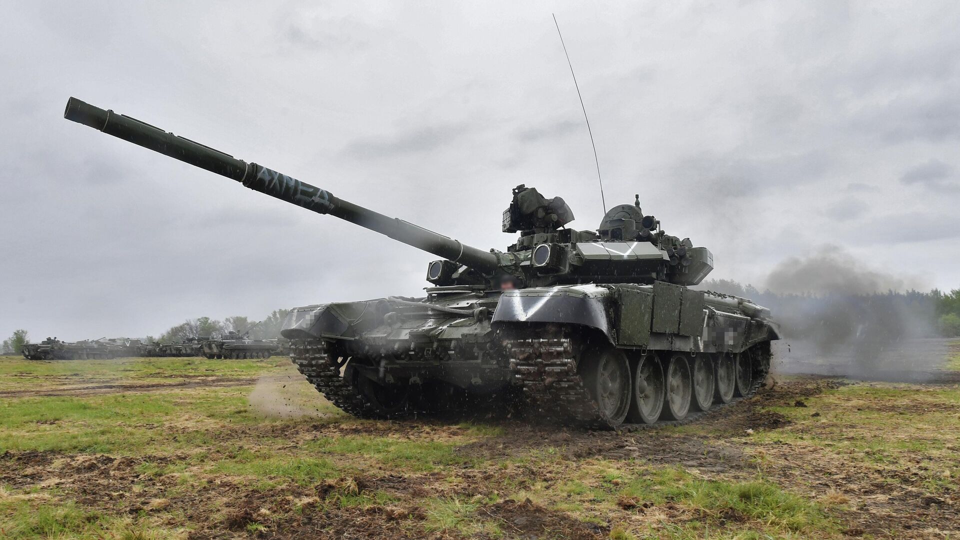 T-90M: Hãy đến với chúng tôi để khám phá chiếc xe tăng T-90M huyền thoại của Nga và tìm hiểu về những tính năng nổi bật của nó. Đây là một trong những chiếc xe tăng hiện đại và mạnh nhất trên thế giới. Hãy xem hình ảnh để cảm nhận sức mạnh của nó.