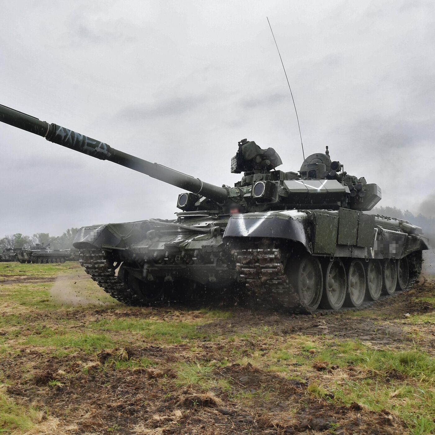 T-90M là một trong những loại xe tăng hiện đại và đắc nhất trên thế giới. Nếu bạn yêu thích vũ khí và quân đội, hãy xem hình ảnh của T-90M để hiểu rõ hơn về nó.