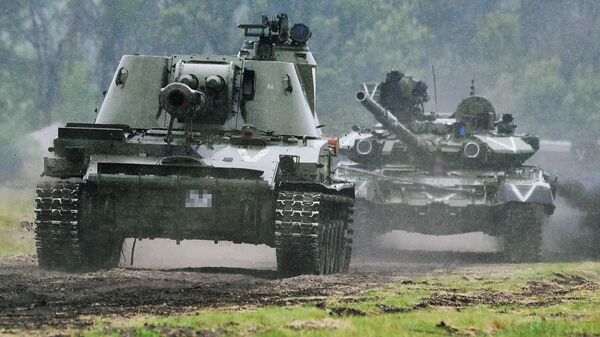 Từ trái sang: bệ pháo tự hành 2S3 Akatsiya, xe tăng T-90. - Sputnik Việt Nam