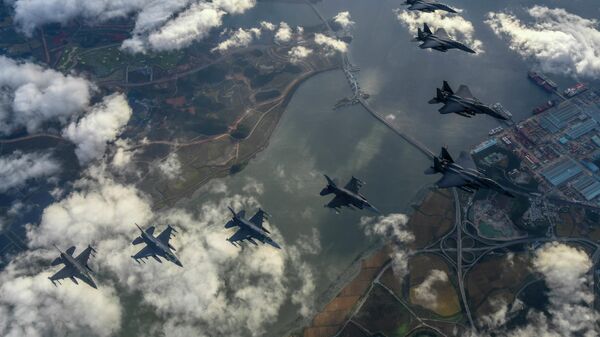 Chiếc F-15K của Không quân Hàn Quốc và F-16 của Không quân Mỹ bay theo đội hình trong cuộc tập trận chung ở Hàn Quốc. - Sputnik Việt Nam