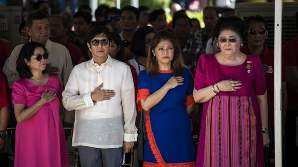 Ferdinand Marcos Jr., em gái Imi Marcos và mẹ của họ, cựu Đệ nhất phu nhân Philippines Imelda Marcos, lắng nghe quốc ca trong lễ đặt vòng hoa tại tượng đài nhà độc tài. - Sputnik Việt Nam