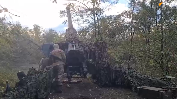Lính pháo binh Nga bắn vào các vị trí của Ukraina bằng pháo và MLRS - Sputnik Việt Nam