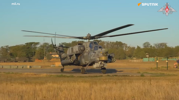 Hỗ trợ trên không: phi hành đoàn trực thăng Mi-28n của Nga phóng tên lửa vào các cứ điểm kiên cố của Lực lượng vũ trang Ukraina - Sputnik Việt Nam