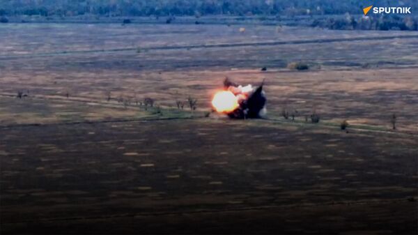 Lính pháo binh Nga chiếu đoạn video tiêu diệt xe chiến đấu bộ binh Ukraina từ pháo Rapira - Sputnik Việt Nam
