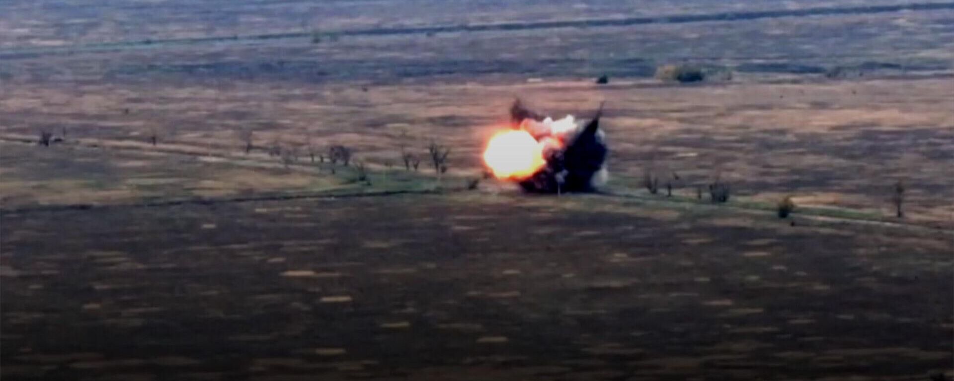 Lính pháo binh Nga chiếu đoạn video tiêu diệt xe chiến đấu bộ binh Ukraina từ pháo Rapira - Sputnik Việt Nam, 1920, 11.10.2022
