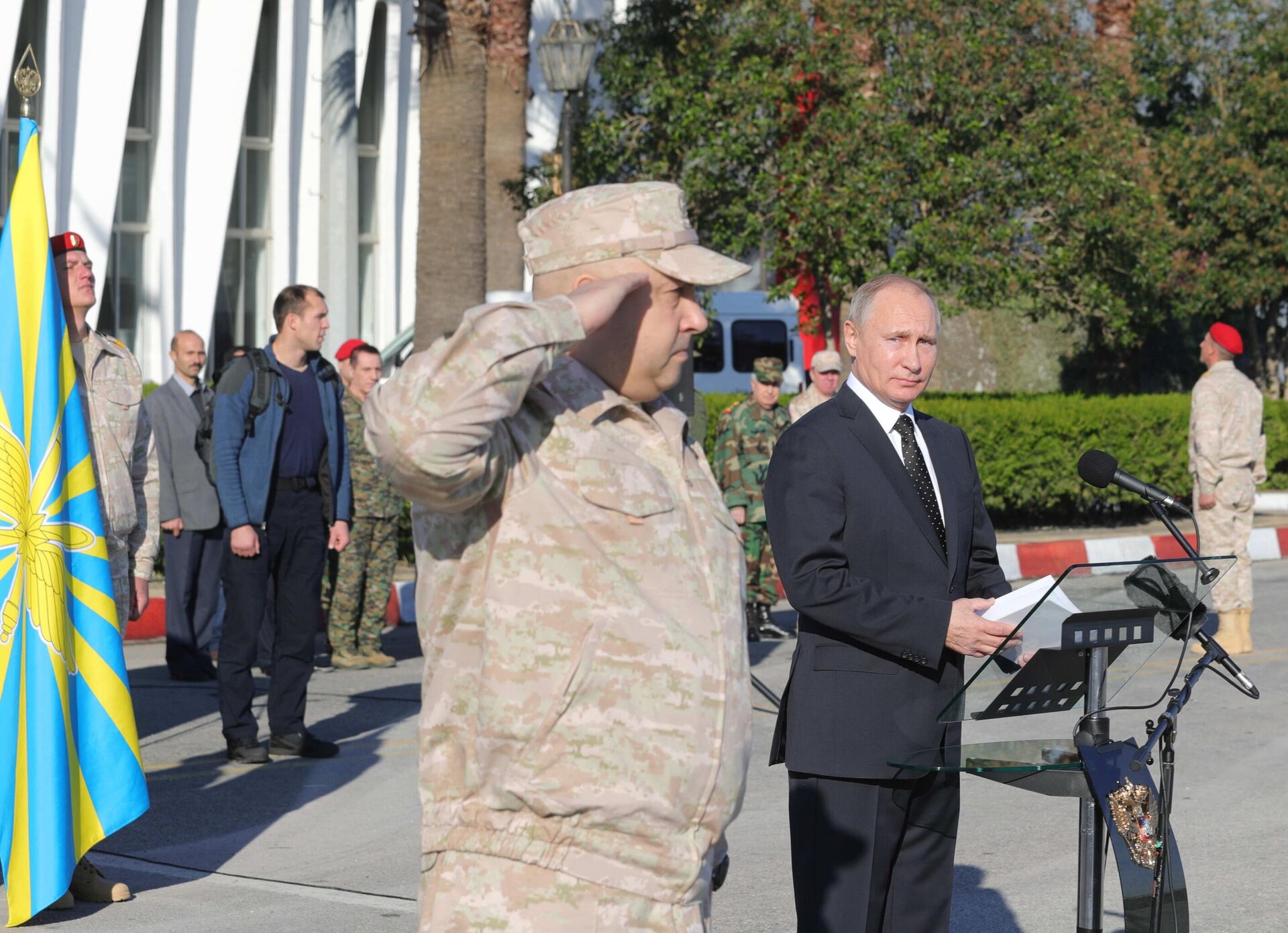 Tổng thống Nga Vladimir Putin và chỉ huy nhóm quân Nga tại Syria, Thượng tướng Sergei Surovikin (phía trước) trong chuyến thăm căn cứ không quân Khmeimim ở Syria. - Sputnik Việt Nam, 1920, 11.10.2022