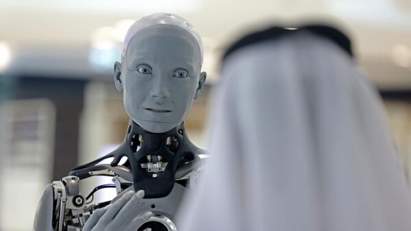 Robot hình người Ameca chào đón khách tham quan tại Bảo tàng Tương lai ở Dubai, UAE - Sputnik Việt Nam