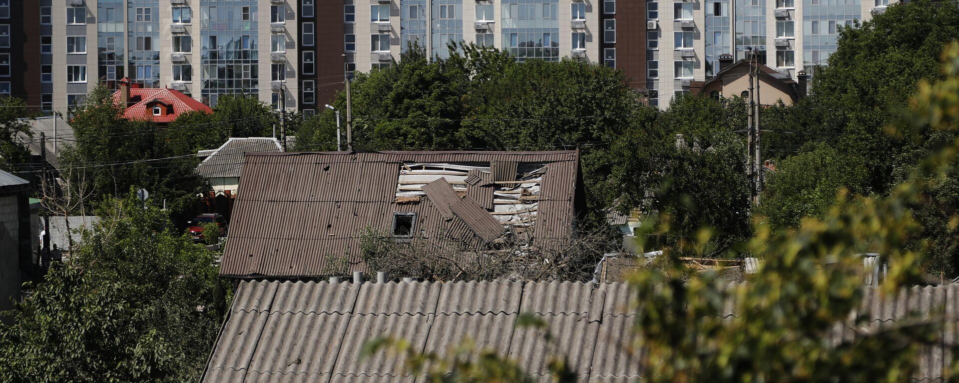Tại Belgorod, hàng chục ngôi nhà bị hư hại do một cuộc tấn công bằng tên lửa của Lực lượng vũ trang Ukraina - Sputnik Việt Nam, 1920, 14.10.2022