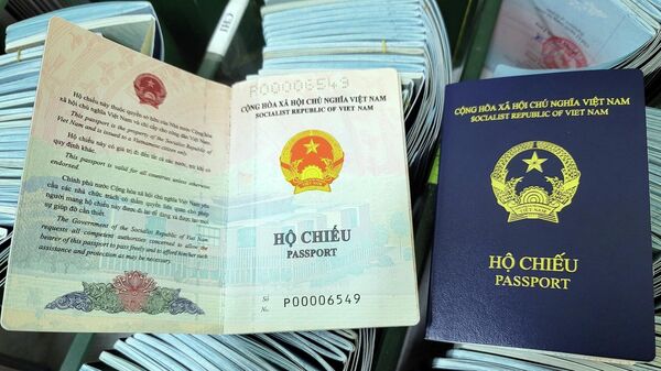 Hộ chiếu mẫu mới màu xanh tím than của Việt Nam - Sputnik Việt Nam
