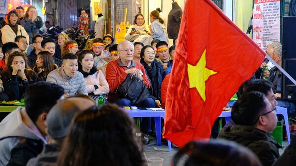 Người dân thành phố Hà Nội, Việt Nam trên một trong những con phố trung tâm khi xem một trận đấu bóng đá có sự tham gia của đội tuyển quốc gia - Sputnik Việt Nam