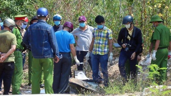Cảnh sát Việt Nam tại hiện trường nơi phát hiện chiếc vali cùng thi thể nạn nhân - Sputnik Việt Nam