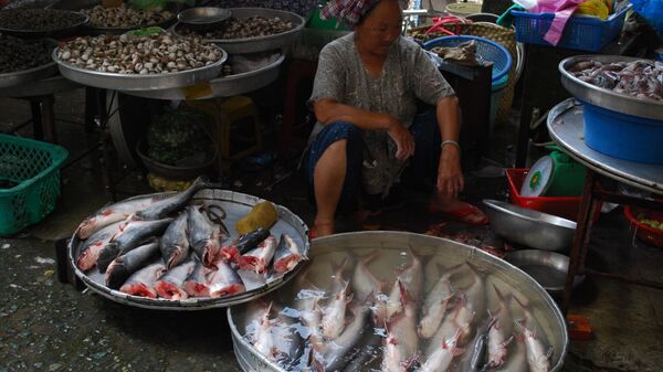 Bán cá tra tại chợ Việt Nam - Sputnik Việt Nam