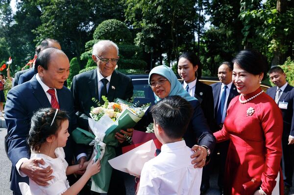 Chủ tịch nước Nguyễn Xuân Phúc chủ trì lễ đón Tổng thống Singapore - Sputnik Việt Nam