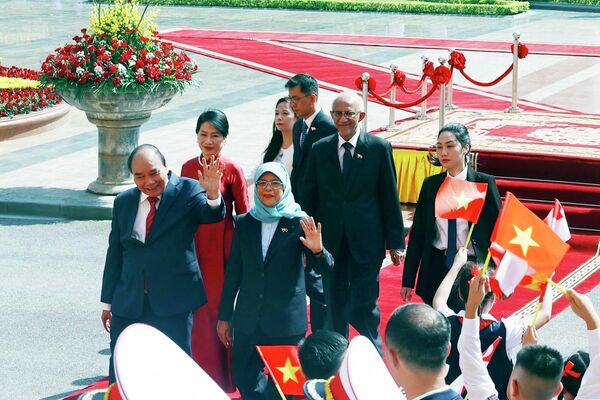 Chủ tịch nước Nguyễn Xuân Phúc chủ trì lễ đón Tổng thống Singapore - Sputnik Việt Nam