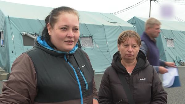 Những người phụ nữ Ukraina rời khỏi thành phố của mình nói rằng họ bị doạ xử bắn vì họ là tình nguyện viên - Sputnik Việt Nam
