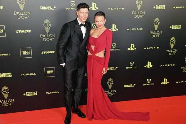 Tiền đạo Robert Lewandowski của Barcelona và vợ trong buổi lễ trao &quot;Quả bóng vàng&quot; ở Paris. - Sputnik Việt Nam