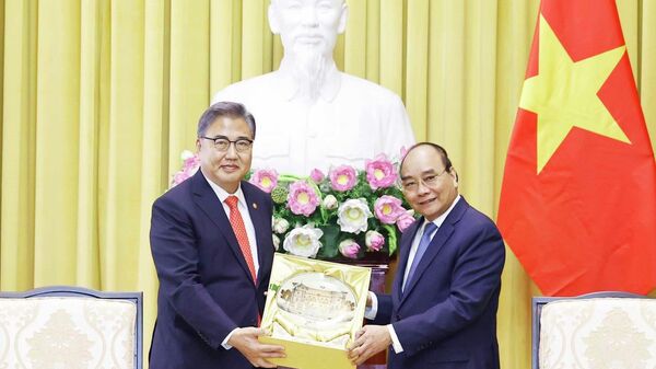 Chủ tịch nước Nguyễn Xuân Phúc tiếp Bộ trưởng Ngoại giao Hàn Quốc Park Jin - Sputnik Việt Nam