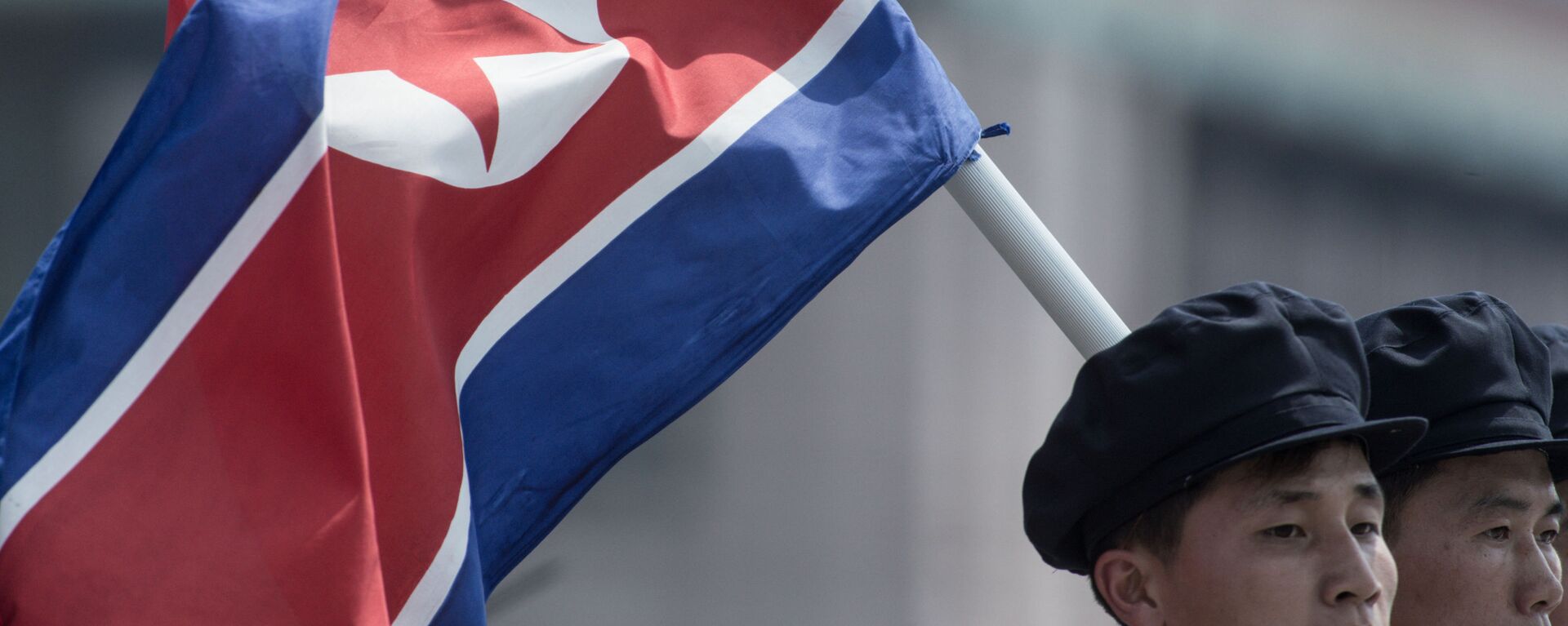 Binh sĩ Quân đội Nhân dân Triều Tiên cầm cờ CHDCND Triều Tiên - Sputnik Việt Nam, 1920, 19.10.2022