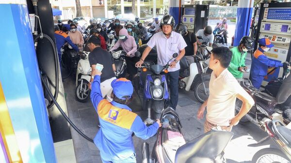 Hàng dài người mua xăng tại cửa hàng xăng trên phố Trần Hưng Đạo (ảnh chụp ngày 11/10). - Sputnik Việt Nam