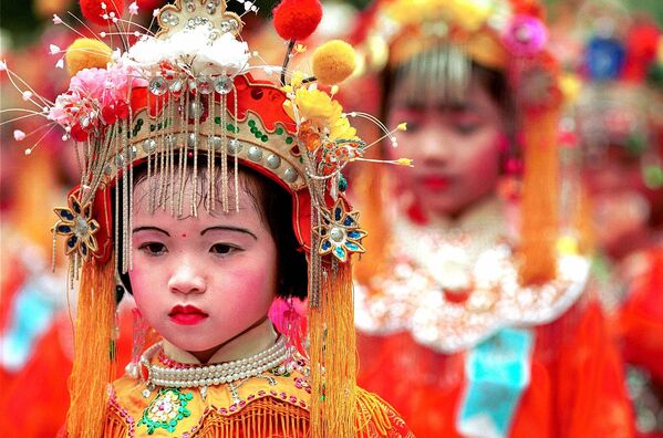 Cô gái trong trang phục áo dài truyền thống diễu hành kỷ niệm 990 năm thành lập Hà Nội. - Sputnik Việt Nam