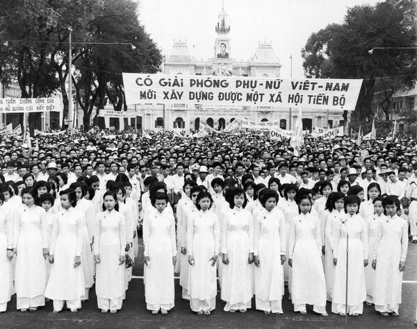 Phụ nữ Việt Nam biểu tình trước tòa thị chính Sài Gòn đòi quyền bình đẳng với nam giới, ngày 25/3/1968. - Sputnik Việt Nam
