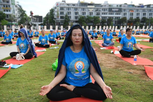 Người phụ nữ tham gia lớp yoga đại chúng chào mừng Ngày Quốc tế Yoga ở Vịnh Hạ Long. - Sputnik Việt Nam