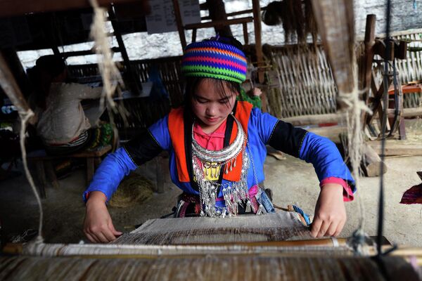 Cô gái người Mông dệt vải truyền thống ở vùng Quản Bạ, miền Bắc Việt Nam. - Sputnik Việt Nam