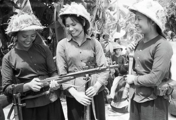 Cô gái Việt Nam bảo vệ cầu Hàm Rồng trước trận không kích của địch. - Sputnik Việt Nam