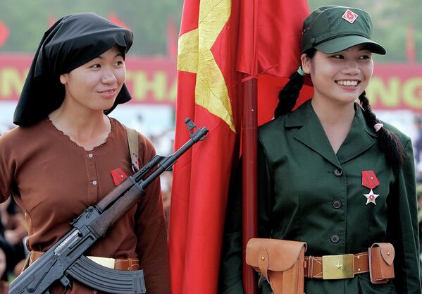 Cô gái mặc trang phục dân quân tại lễ duyệt binh độc lập lần thứ 60 ở Hà Nội, 2005. - Sputnik Việt Nam