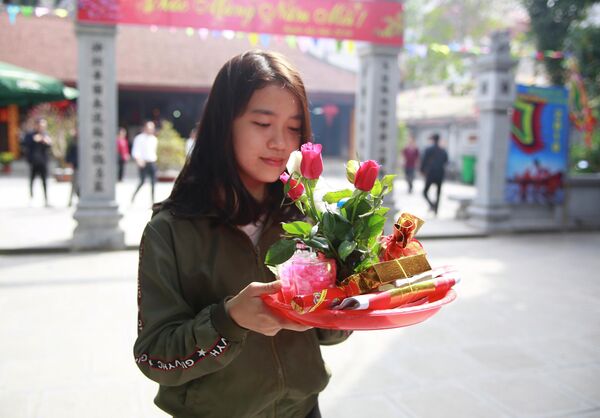 Cô gái mang lễ vật tới chùa Hà, Hà Nội trong ngày lễ tình nhân. - Sputnik Việt Nam