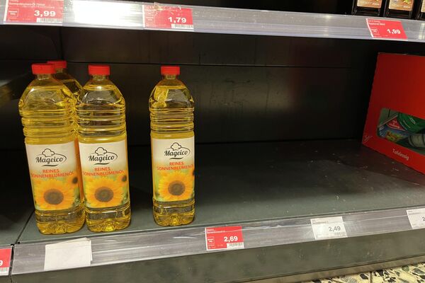 Tại Đức, dầu ăn là một trong những mặt hàng giá tăng cao từ 1,29 euro/chai lên 2,69 euro/chai - Sputnik Việt Nam