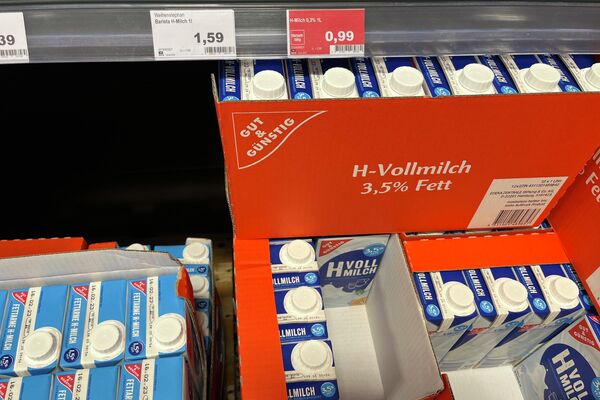 Sữa cũng tăng từ 0,79 euro/hộp lên 0,99 euro/hộp  - Sputnik Việt Nam