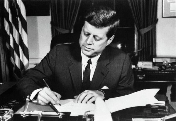 Tổng thống Hoa Kỳ John F. Kennedy thiết lập phong tỏa đường biển Cuba trong Cuộc khủng hoảng tên lửa. - Sputnik Việt Nam