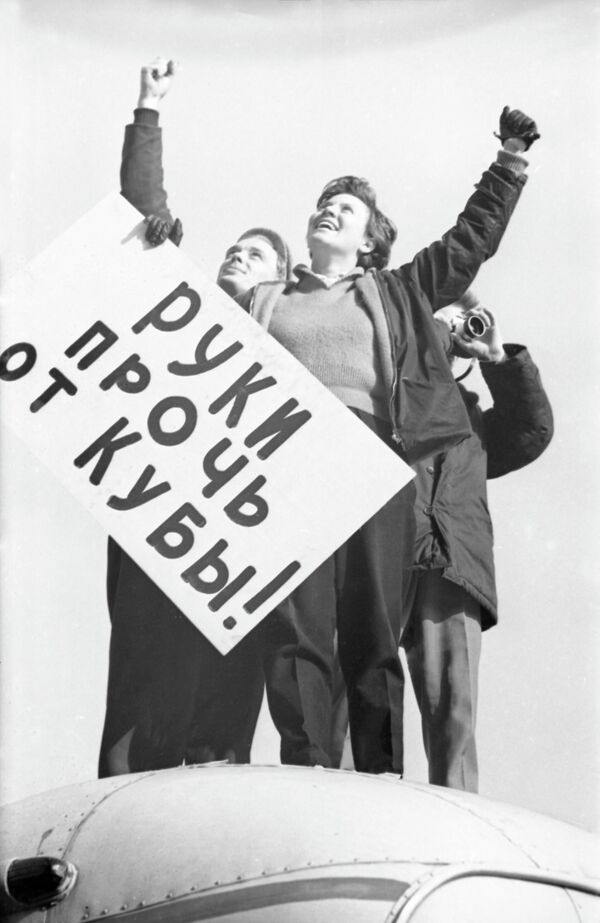Cuộc biểu tình của người dân Moskva ủng hộ Cộng hòa Cuba vào ngày 27 tháng 10 năm 1962. Dòng chữ là &quot;Bỏ tay ra khỏi Cuba&quot;. - Sputnik Việt Nam