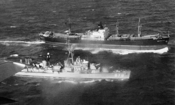 Tàu khu trục Mỹ và tàu chở hàng Liên Xô trong Cuộc khủng hoảng tên lửa Cuba. - Sputnik Việt Nam