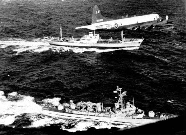 Tàu khu trục Mỹ Barry và tàu chở hàng Liên Xô Anosov trong Cuộc khủng hoảng tên lửa Cuba. - Sputnik Việt Nam