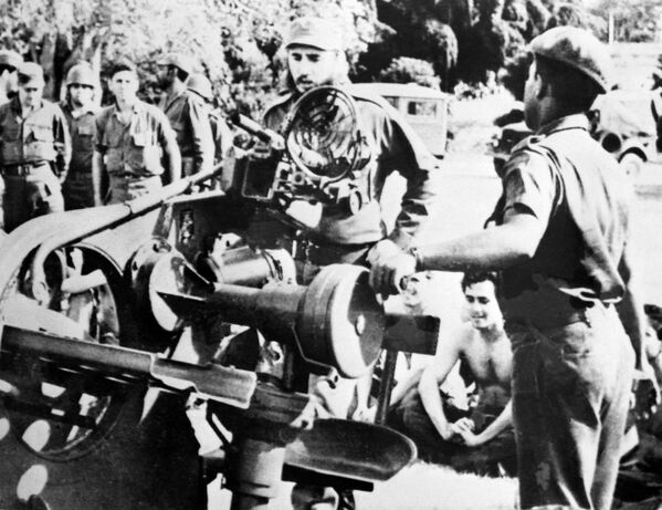 Nhà lãnh đạo Cuba Fidel Castro kiểm tra vũ khí tại một căn cứ quân sự trong Cuộc khủng hoảng tên lửa Cuba ngày 2/11/1962. - Sputnik Việt Nam