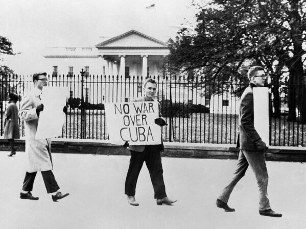 Nhà lãnh đạo Cuba Fidel Castro kiểm tra vũ khí tại một căn cứ quân sự trong Cuộc khủng hoảng tên lửa Cuba ngày 2/11/1962. - Sputnik Việt Nam