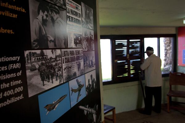 Cuộc triển lãm kỷ niệm 50 năm Cuộc khủng hoảng tên lửa Cuba bên trong một boongke trước đây là khu vườn của Khách sạn Quốc gia ở Havana, Cuba. - Sputnik Việt Nam