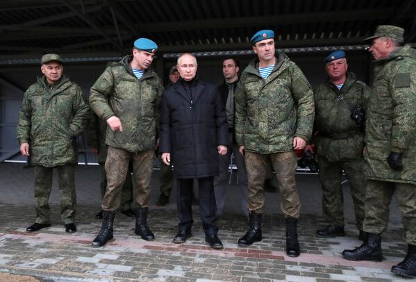 Tổng thống Nga Vladimir Putin trong chuyến thăm thao trường của Quân khu phía Tây ở Vùng Ryazan để kiểm tra công tác huấn luyện của các quân nhân dự bị động viên. - Sputnik Việt Nam