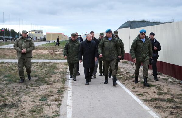 Tổng thống Nga Vladimir Putin trong chuyến thăm thao trường của Quân khu phía Tây ở Vùng Ryazan để kiểm tra công tác huấn luyện của các quân nhân dự bị động viên. - Sputnik Việt Nam