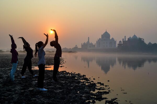Trẻ em tập luyện bên bờ sông Yamuna gần đền Taj Mahal ở Agra, Ấn Độ. - Sputnik Việt Nam