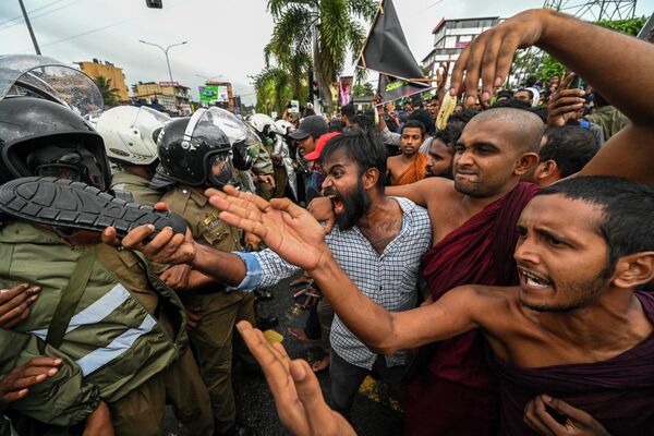 Đụng độ trong một cuộc biểu tình chống chính phủ của sinh viên đại học đòi thả các nhà lãnh đạo của họ, ở Colombo, Sri Lanka. - Sputnik Việt Nam